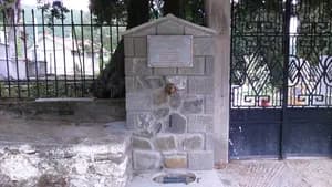 Σ'αυτή τη φωτογραφία βλέπουμε τη βρύση που κατασκευάστηκε στο νεκροταφείο του Αγ.Αθανασίου, δωρεά για τη μνήμη του Ευάγγελου Ρίζου.